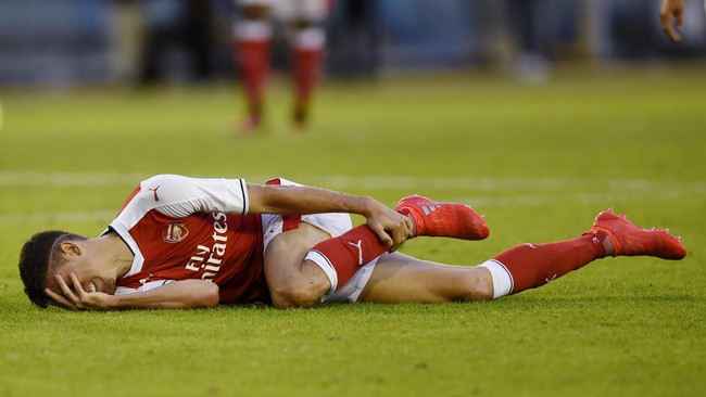 Manajer Arsenal, Arsene Wenger, terpaksa membuka opsi untuk mendatangkan bek anyar di bursa transfer setelah Gabriel Paulista mengalami cedera.