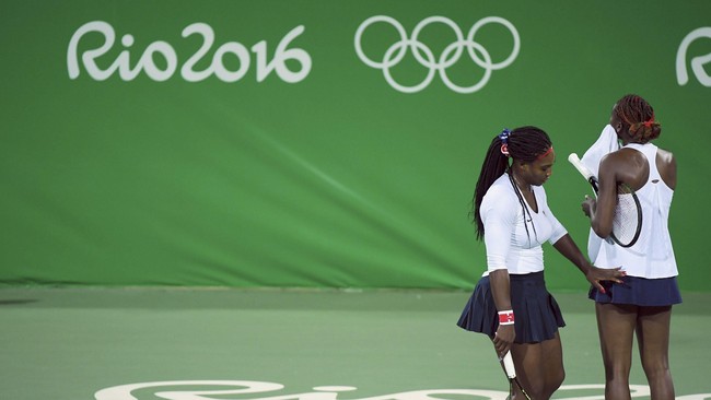Pasangan ganda putri Amerika Serikat, Serena dan Venus Williams, secara mengejutkan tersingkir di putaran pertama Olimpiade Rio de Janeiro.