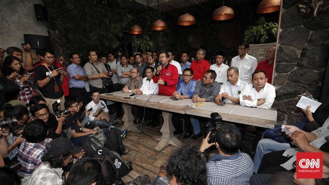 PDIP yang punya cukup kursi untuk mencalonkan gubernur sendiri, memilih berkoalisi dengan banyak partai politik. Gerbong gemuk itu siap melawan Ahok.
