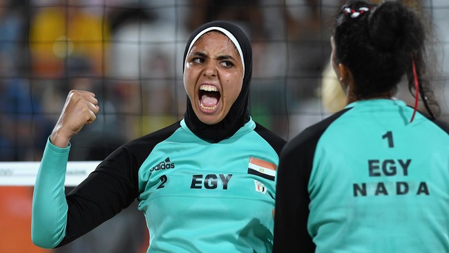 Atlet asal Mesir, Doaa Elghobashy, jadi pusat perhatian saat tampil melawan Jerman di arena voli pantai Olimpiade Rio de Janeiro 2016.