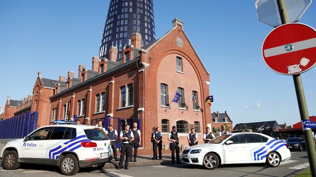 ISIS mengklaim bertanggung jawab atas serangan yang dilakukan oleh seorang pria bersenjatakan parang terhadap dua polisi Belgia di Kota Charleroi.