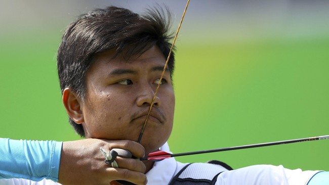 Sementara dua rekan lainnya kandas, Riau Ega Agatha melaju dengan membuat kejutan besar: menumbangkan pemanah nomor satu dunia dari Korea Selatan.