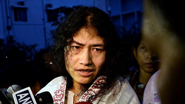 Selama 16 tahun India memasukkan paksa makanan dengan selang melalui hidung Sharmila. Wanita ini akhirnya menghentikan aksi mogok makan tersebut.