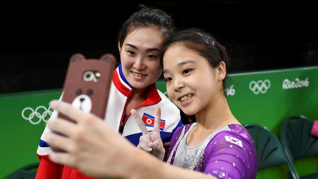 Pesenam Korea Selatan, Lee Eun-ju, dan atlet Korea Utara, Hong Un-jong, mendapat pujian setelah keduanya melakukan selfie bersama di sela pertandingan.