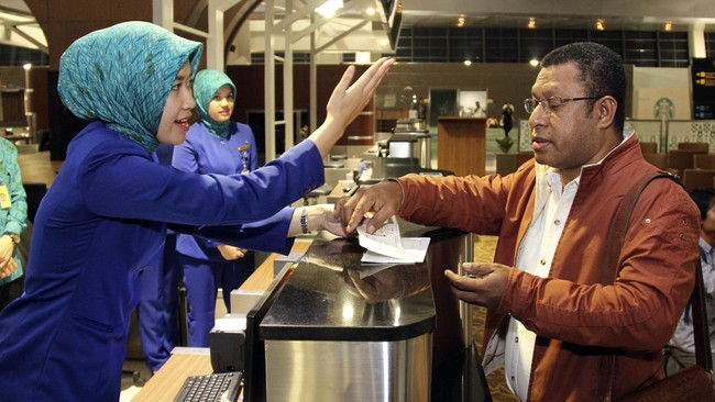 Maskapai pelat merah Garuda Indonesia memiliki puluhan penerbangan dari dan menuju Singapura, negara yang tengah memasang status Siaga virus Zika.
