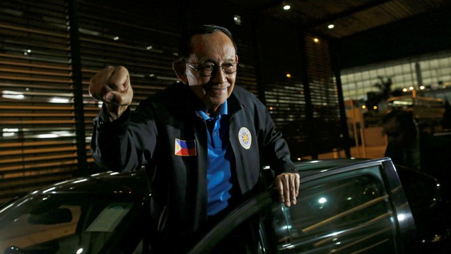 Mantan Presiden Filipina, Fidel Ramos, berupaya hidupkan kembali hubungan Filipina dengan China memburuk sejak kedua negara bersengketa di Laut China Selatan.