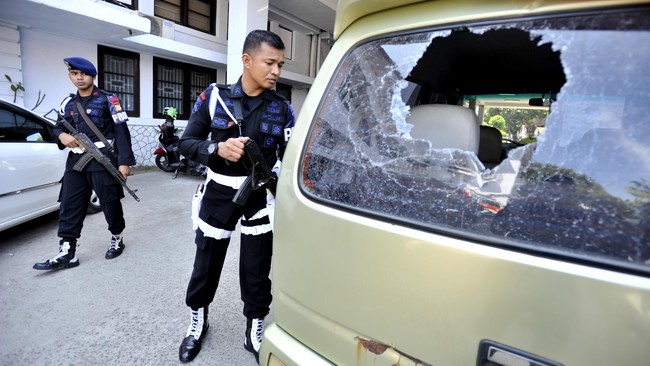 Lima polisi yang ditahan ini bagian dari sekitar 27 anggota Sabhara Polda Sulawesi Selatan menyerang Balaikota Makassar, Minggu (7/8) dini hari.