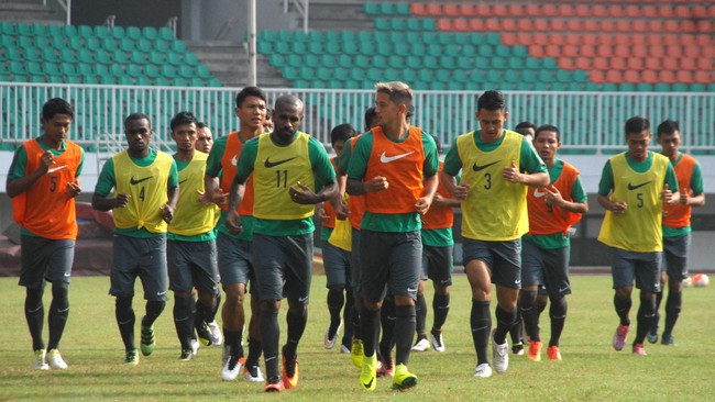 Timnas menang telak 3-0 atas Malaysia. Boaz berharap kemenangan ini tak membuat timnas besar kepala karena hanya pertandingan persahabatan.