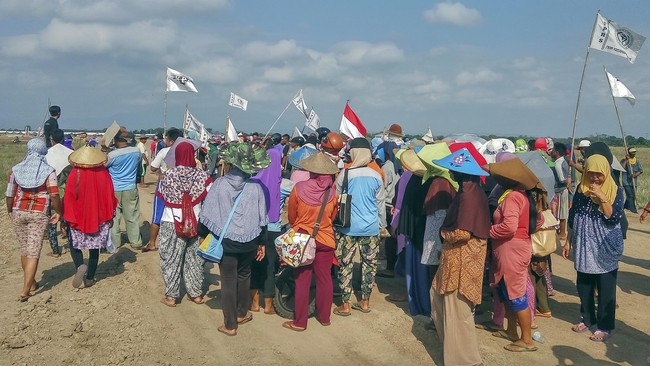 Sekitar 1.500 aparat gabungan mengawal pengukuran lahan untuk pembangunan bandara internasional kemarin, namun disertai tembakan gas air mata ke arah petani.
