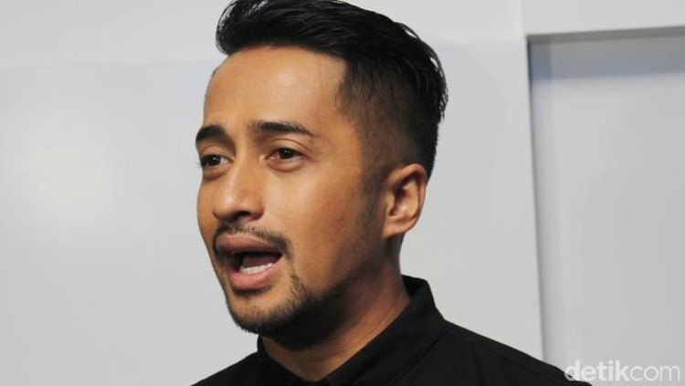 Saat ingin membelikan sesuatu yang digemari anaknya, presenter kondang yang satu ini malah dikasih amplop 'cinta' sama anaknya. Kok bisa?
