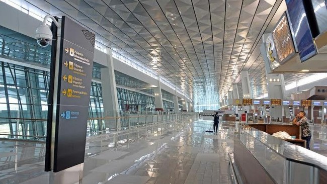 Angkasa Pura II meminta maaf kepada masyarakat, terutama penumpang pesawat dan pengunjung bandara, karena genangan air di terminal baru tersebut.
