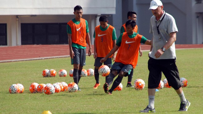 Timnas Indonesia Piala AFF 2016 gagal menjalani pemusatan latihan di luar negeri. Skuat Garuda hanya akan berlatih di Lapangan Karawaci, Tangerang.