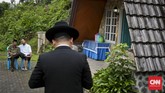 Praktik Yudaisme di Indonesia Serupa dengan penganut agama lainnya, umat Yahudi juga rutin menjalankan berbagai kegiatan keagamannya. Ritual mereka ada yang mirip dengan Islam dan Kristen.
