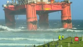 Anjungan Pengeboran Minyak Diesel Kandas di Laut
