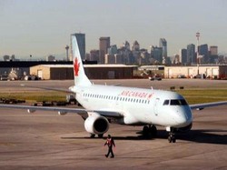 Lagi Angkut Bagasi, eh Petugas Bandara Terjebak dan Hampir Ikut Terbang