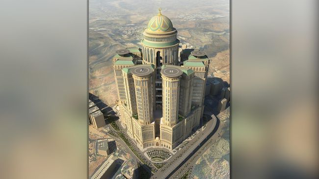 Tak hanya memiliki ribuan kamar, hotel yang berlokasi di Mekah itu juga mempunyai ruang konferensi di bagian atas menara.