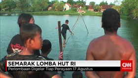 Lomba Berjalan di Atas Bambu