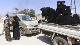 Lepas dari ISIS, Wanita Suriah Bakar Burqa