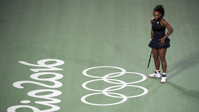 Frustrasi, Serena Williams membanting raketnya ke lapangan dua kali. Perjalan petenis nomor satu dunia itu di Olimpiade 2016 kini telah berakhir.