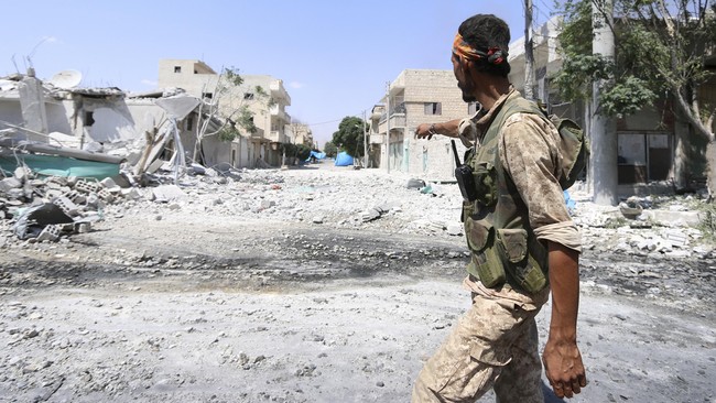 Pertempuran berlangsung semakin sengit ketika kelompok pemberontak menggempur dua markas pasukan pemerintah di Aleppo, Suriah. 
