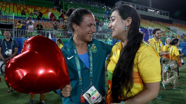 Pemain rugbi putri Brasil, Isadora Cerullo, tidak bisa menahan emosinya ketika kekasih wanitanya, Marjorie Enya, melamarnya di tengah lapangan Stadion Deodoro.
