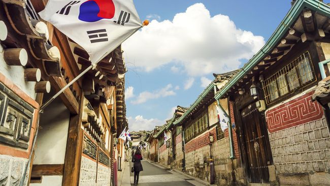 Pemerintah Korea Selatan mempersilakan turis untuk merasakan kehidupan ala warga lokal di rumah tradisional bersejarah di Bukchon Hanok Village.