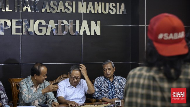 Uji publik memberikan kesempatan kepada masyarakat untuk bertanya kepada calon komisioner. Panitia seleksi membebaskan pertanyan mengenai ideologi.