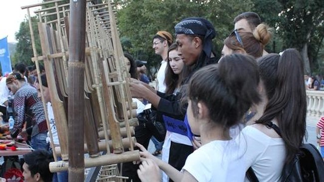 Ketika Pemuda Azerbaijan Diminta Menulis Soal Indonesia