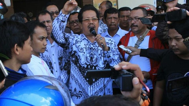 Ada tiga cakupan perlindungan yakni hukum, profesi, serta keselamatan dan keamanan kerja. Namun terutama, guru harus mengikuti etika mengajar.