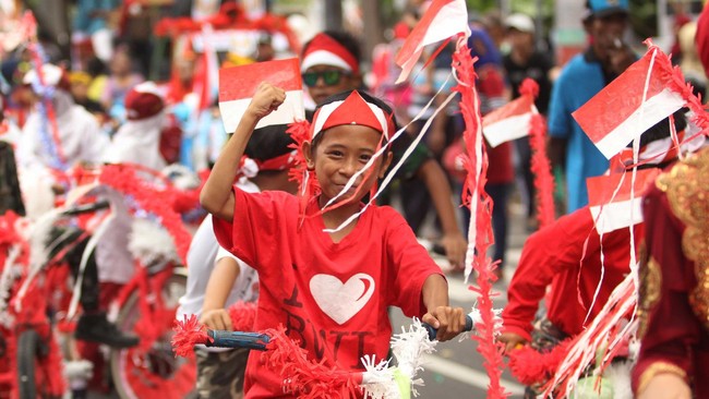 Ada saja hal kegembiraan untuk negeri tercinta ini. Para ananda bertanya tentang kisah-kisah heroik para pahlawan negeri ini.