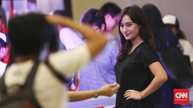 Tatjana Saphira dianugerahi sebuah piala untuk kategori Asian Star Prize dalam ajang penghargaan Seoul International Drama Awards 2018.