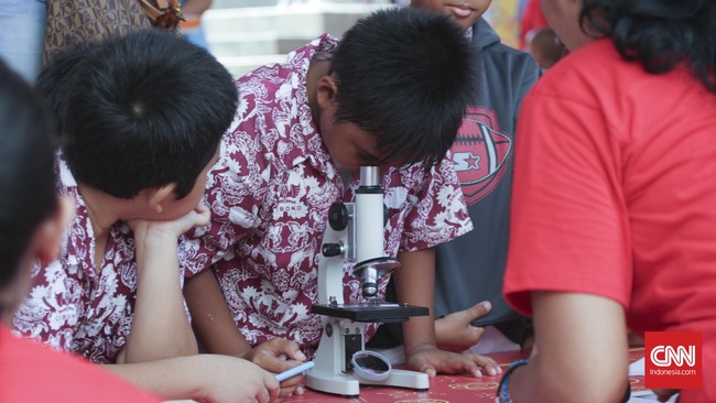 Belajar atau mengerjakan tugas yang diberikan oleh guru harus dikerjakan dengan baik agar tidak gagal dalam pelajaran.