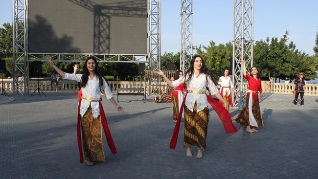 Sebuah arena pertunjukan seni budaya global digelar di Baku, Azerbaijan. Kesenian Indonesia paling menarik perhatian pengunjung.