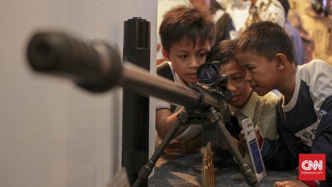 Secara prinsip teleskop ini, memanfaatkan gravitasi untuk memperbesar gambar objek pernah dilakukan sejumlah ilmuwan.