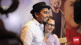 Tanda Hormat dari Glenn Fredly untuk Ruth Sahanaya