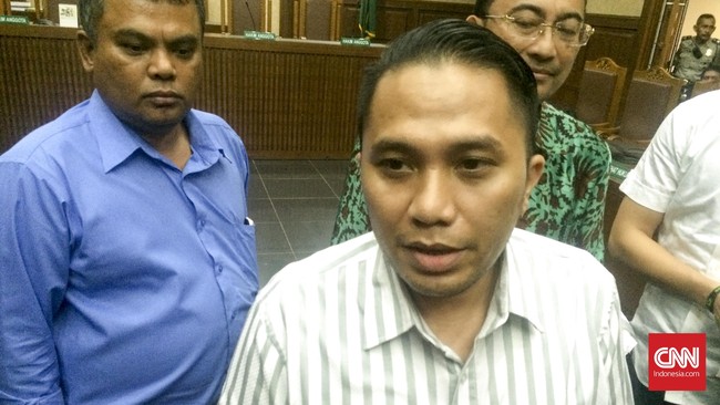 Vonis hakim lebih ringan dari tuntutan Jaksa Penuntut Umum yang menuntut Ivan dua tahun penjara.