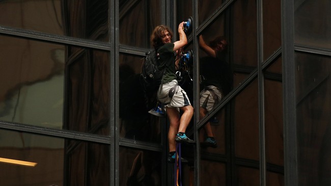 Seorang pemuda berusia 20 tahun rela memanjat gedung Trump Tower hingga ke lantai 21 demi bertemu dengan calon presiden dari Partai Republik, Donald Trump.