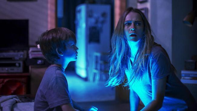James Wan kembali meneror bioskop dengan film yang diproduserinya, Lights Out.