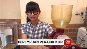 Perempuan Peracik Kopi