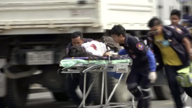 Serangan bom yang juga melukai 30 orang ini terjadi selang dua pekan setelah serangkaian ledakan yang menewaskan empat orang.