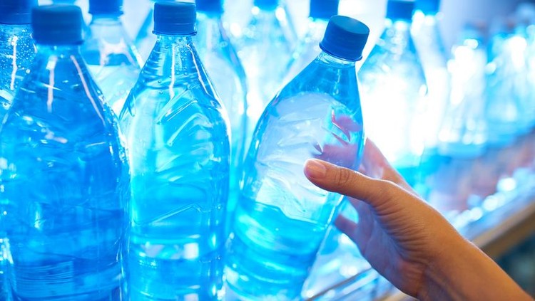 Tips Aman Memilih Air Minum Kemasan untuk Keluarga Berikut ini tips memilih air mineral kemasan yang aman dikonsumsi seluruh anggota keluarga.