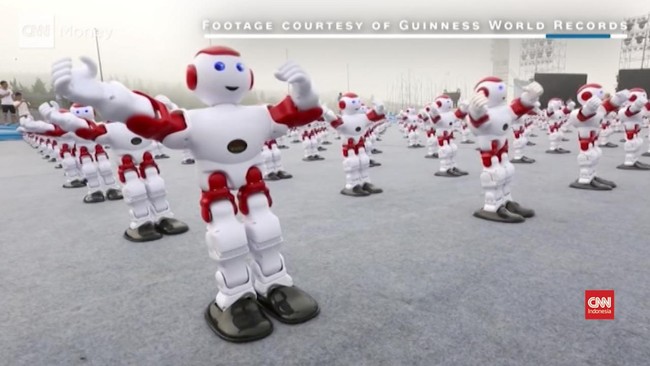 Sekitar 1.069 robot humanoid asal China, Dobi menari bersama dan memecahkan rekor dunia Guiness World Records.