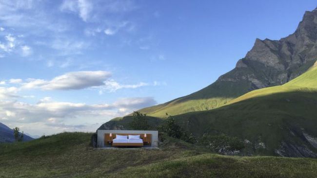 Jangan bayangkan penghangat ruangan atau perapian. Di hotel ini hanya ada satu tempat tidur besar dengan pemandangan pegunungan Alpen di depan mata.