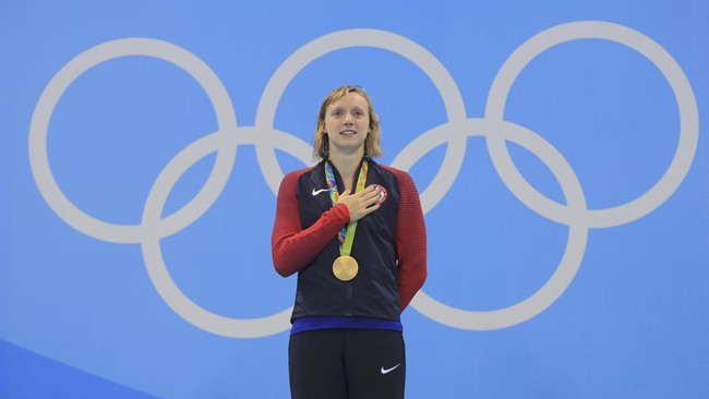 Katie Ledecky berhasil meraih emas renang gaya bebas 800 meter dengan cara yang sensasional. Ia memecahkan rekor dunia dan unggul jauh dari lawannya.