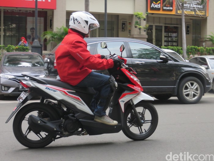 PT Astra Honda Motor merombak tampilan skuter andalan mereka Honda BeAT. Tampilan berbeda yang lebih futuristik pun disajikan, yang diyakini akan menjadi pilihan pecinta skuter. PT Astra Honda Motor merombak tampilan skuter andalan mereka Honda BeAT. Tampilan berbeda yang lebih futuristik pun disajikan, yang diyakini akan menjadi pilihan pecinta skuter.