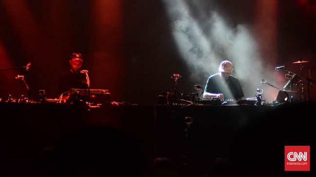 Keseruan Hermitude yang mengakhiri hari pertama We The Fest 2016 semalam, membuat penonton tak segan menari dan menyanyi bersama sampai pagi menjelang.