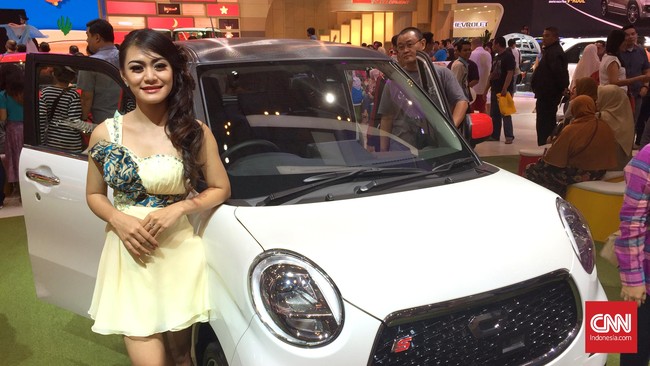 Sosok perempuan yang berpose di tiap mobil pameran itu pun juga dinilai menjadi salah satu 'aset' guna mendongkrak penjualan.