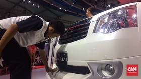 Mereka yang Membuat Pameran Mobil Tetap Mengkilap