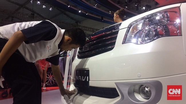 "Buat mimpi saja saya tidak berani. Sampai mati juga tidak mungkin pakai mobil beginian," kata seorang pengelap mobil Lexus.