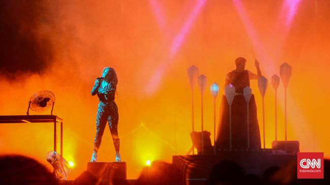 Purity Ring memulai penampilan dengan membawakan empat lagu tanpa jeda. James langsung menyapa penonton setelah selesai membawakan lagu Belispeak.